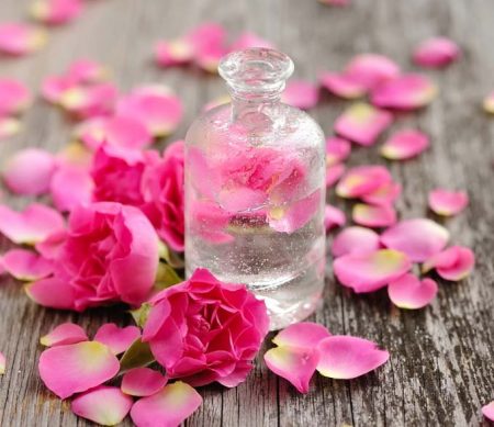 Acqua di rose, rimedio che ringiovanisce e porta benessere alla pelle