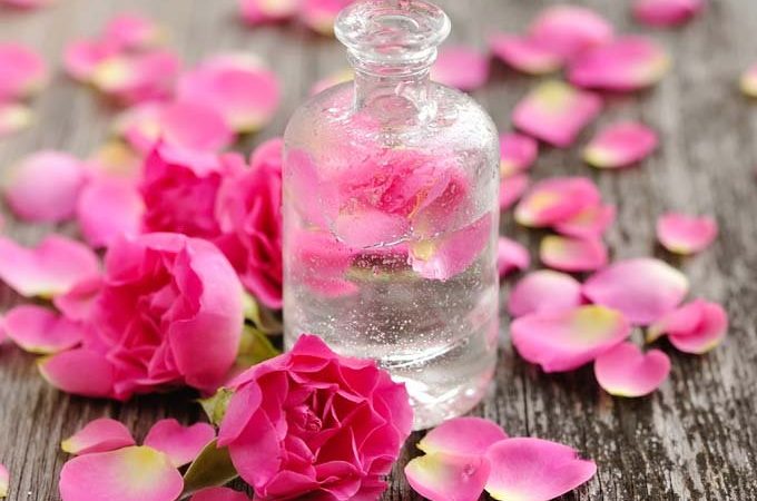 Acqua di rose, rimedio che ringiovanisce e porta benessere alla pelle
